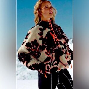 Free People Movement Magnolia Floral
Rocky Ridge Pullover LARGE